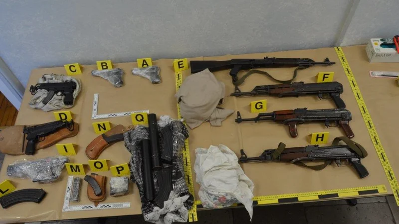 Fotografija: Zaseženo orožje v preiskavi mednarodne trgovine z orožjem. FOTO: Slovenska policija