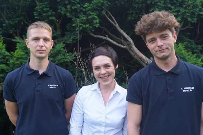 Robert Dvoršič, Katarina Koprivnikar in Matej Babič, ekipa slovenskega podjetja RT Robotics BD, v ZDA razvitemu kobotu dodaja nove funkcije, ki si jih zaželijo stranke. FOTO: Osebni arhiv