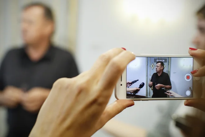 Zoran Janković je po nedeljskem zbiranju podpisov proti razlastitivi šentviškega pokopališča vendarle dal izjavo za javnost. FOTO: Uroš Hočevar