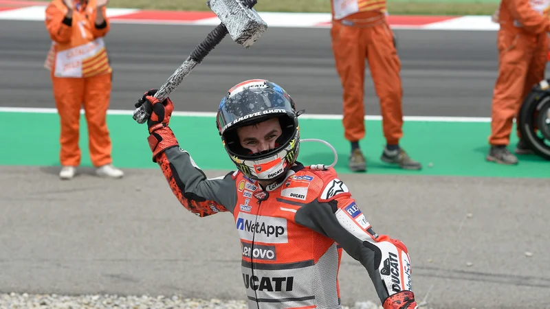 Fotografija: Jorge Lorenzo se je kot Thor lotil tekmecev s težkim kladivom.
Foto AFP