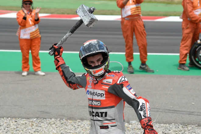 Jorge Lorenzo se je kot Thor lotil tekmecev s težkim kladivom.<br />
Foto AFP
