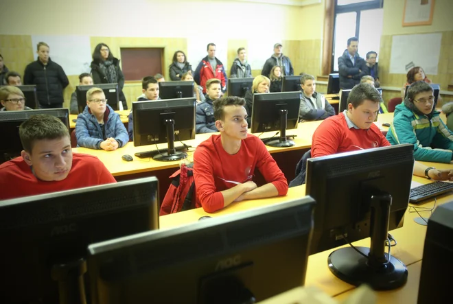 Bodoči dijaki deficitarnih poklicev, predvidoma tisoč jih bo, bodo ves čas izobraževalne poti prejemali po 100 evrov na mesec. FOTO: Jure Eržen/Delo