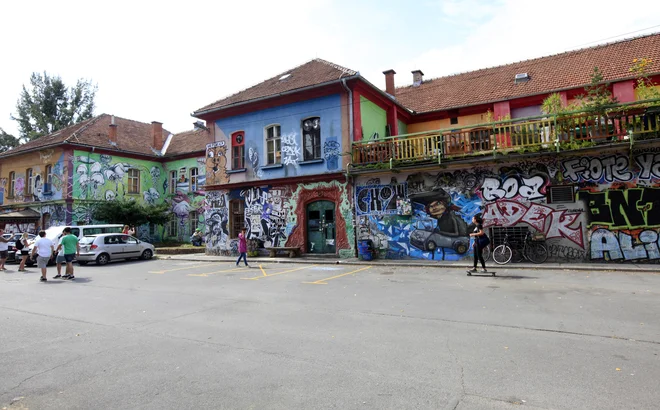 V skupnosti Metelkova mesto so se uprli nameri, da bi njihov &raquo;Trg brez zgodovinskega spomina&laquo; dobil kar dve imeni. Še župan jih je začuda podprl. FOTO: Mavric Pivk/Delo<br />
&nbsp;