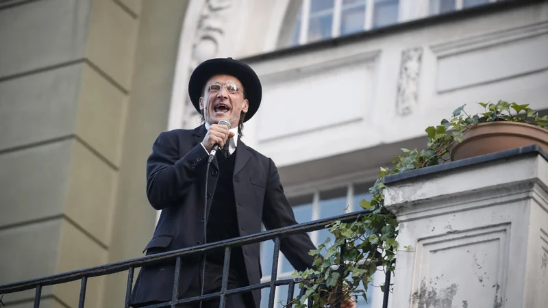 Igralec Marko Mandič je zbrani družbi namenil nekaj najznamenitejših Jermanovih replik. FOTO: Uroš Hočevar/Delo