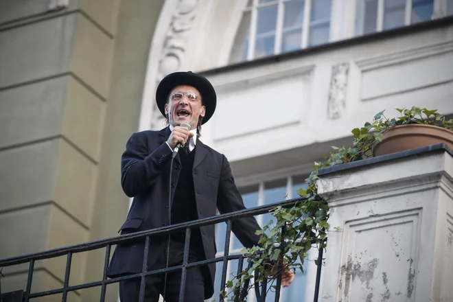 Igralec Marko Mandič je zbrani družbi namenil nekaj najznamenitejših Jermanovih replik. FOTO: Uroš Hočevar/Delo