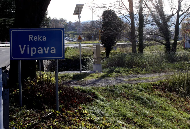 Reka Vipava zdaj redno poplavlja. Foto Tomi Lombar/delo