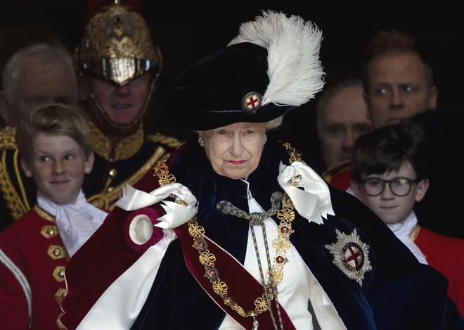 Portret kraljice Elizabete II. pred kapelo sv. Jurija v Windsorju, kjer je potekala slovesnost najstarejšega plemenitega reda britanske cerkve. Najstarejši cerkveni red viteštva v Veliki Britaniji je ustanovil kralj Edward III. pred skoraj 700 leti.&nbsp;FOTO: Steve Parsons/AFP