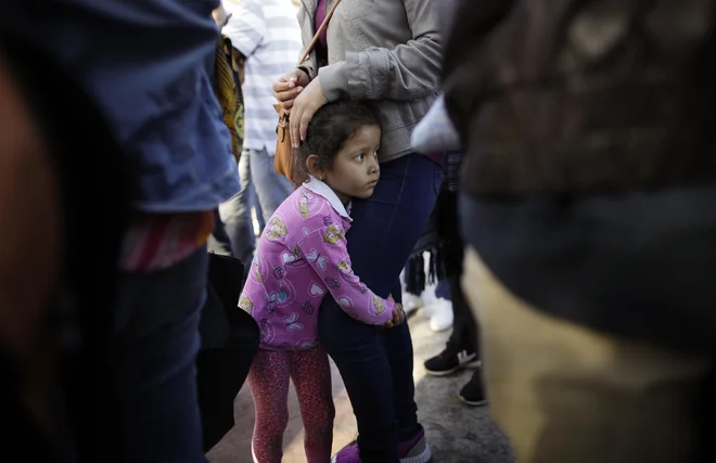 Družinske člane so ločili in otroke odpeljali v nastanitvene centre. FOTO: Gregory Bull/Ap
