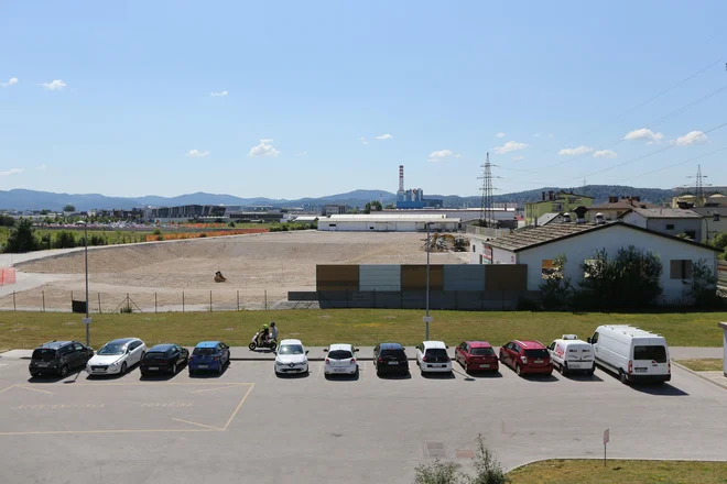 Gradbišče za trgovino Ikea na robu BTC bo v juliju očiščeno vseh starih objektov. FOTO: Tomi Lombar