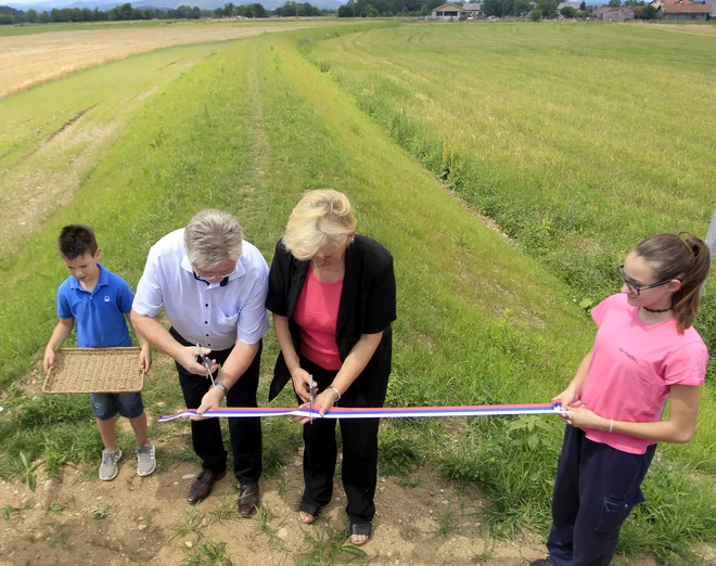 Klasično odprtje protipoplavnega nasipa Brest v režiji iškega župana Janeza Cimpermana in okoljske ministrice Irene Majcen. FOTO: Roman Šipić