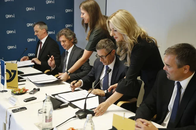 Podpis dogovora o poslovnem sodelovanju Skupine Gen-I in Pošte Slovenije na področju tovorne e-mobilnosti in zelenih dostavnih rešitev. Foto Leon Vidic/Delo
