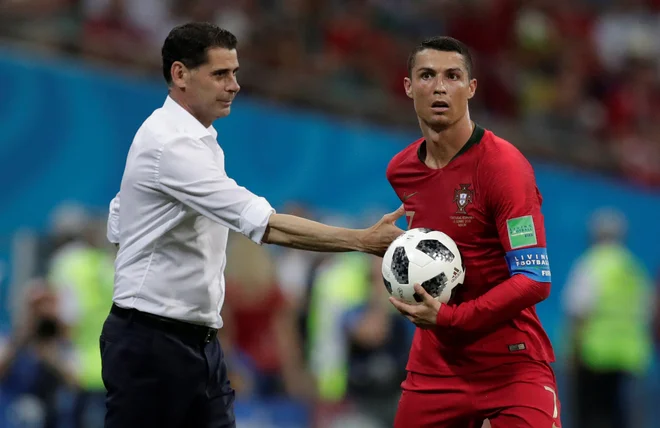Fernando Hierro (levo) je eden od enajstih špansko govorečih selektorjev v Rusiji, Cristiana Ronalda (desno) pa vodi Fernando Santos, eden od dveh portugalskih selektorjev na SP. FOTO: Reuters