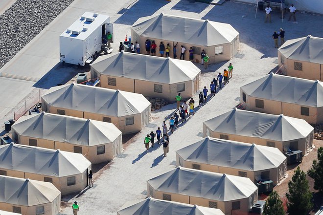Namestitveni center za otroke nezakonitih migrantov v Teksasu blizu meje z Mehiko FOTO: Mike Blake/Reuters