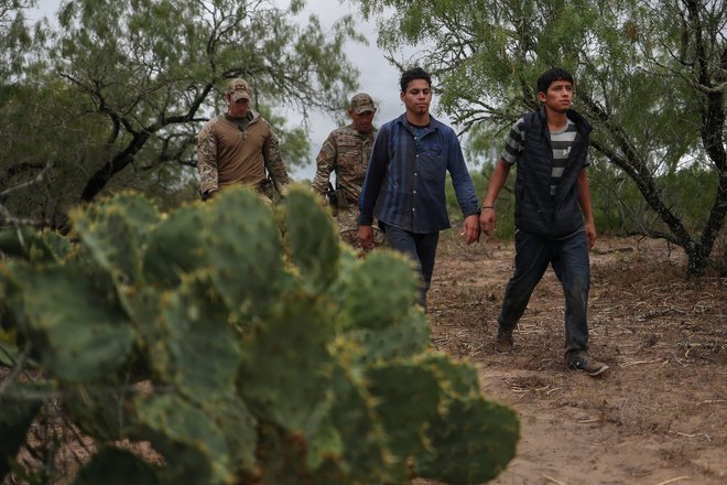 Število ljudi, ki poskušajo nezakonito prečkati mehiško-ameriško mejo, se povečuje. FOTO: Adrees Latif/Reuters