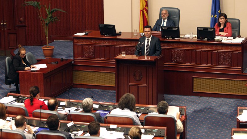 Fotografija: Makedonski premier Zoran Zaev pred parlamentom FOTO: AP