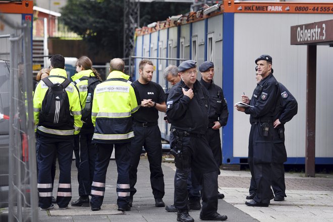 Nemški policisti pred stavbo na Osloerstrasse 3 v Kőlnu. FOTO: Henning Kaiser/Ap