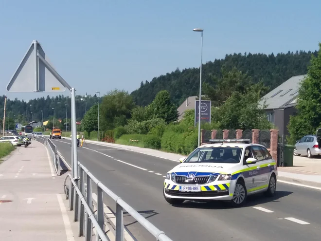 Policista sta z ročnim laserskim merilnikom izmerila, da je divjak vozil s hitrostjo kar 121 kilometrov na uro. FOTO: B. C.