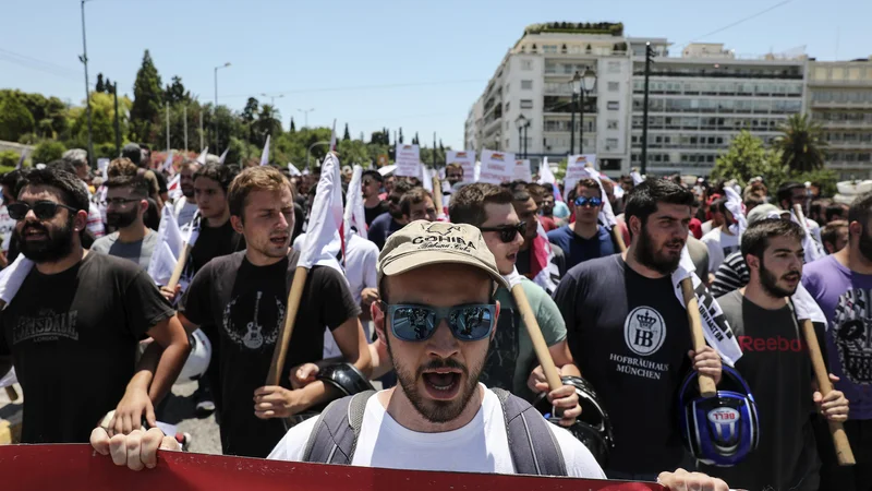 Fotografija: Grki se še naprej upirajo varčevalni politiki. FOTO: AP