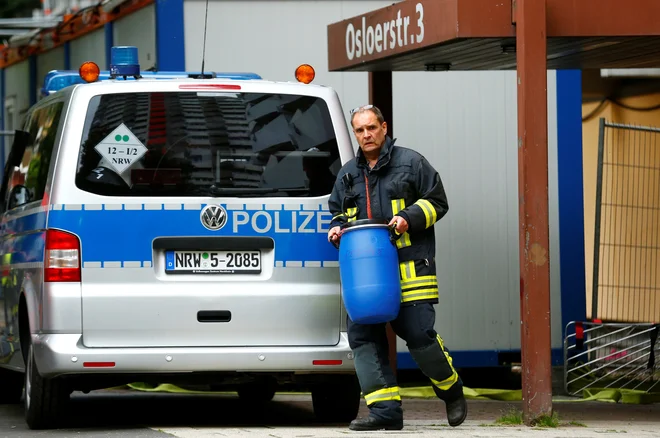 Plastični zabojnik, ki so ga odnesli iz stanovanja Tunizijca. FOTO: Thilo Schmuelgen/Reuters