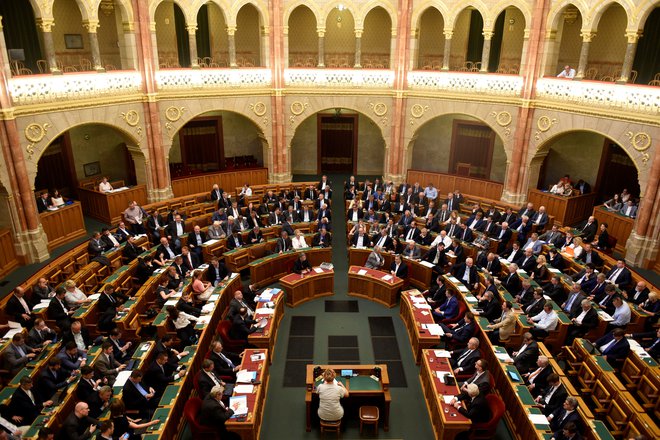 Parlament je zakon potrdil z veliko večino 160 poslancev. Proti jih je bilo le 18. FOTO: Reuters/Tamas Kaszas