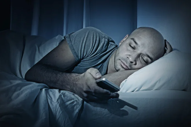 Modro svetlobo, ki ruši bioritem, oddajajo zlasti zasloni, predvsem telefonov, v katere pogosto gledamo tudi ponoči. FOTO Shutterstock