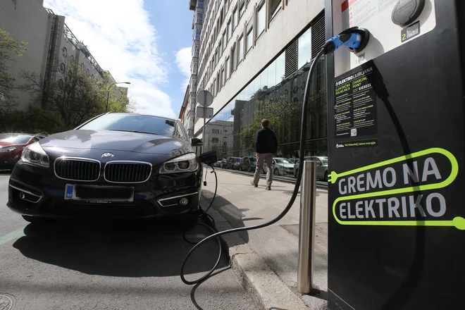 Elektrika za polnilnice naj bo zelena. Foto Tomi Lombar/Delo