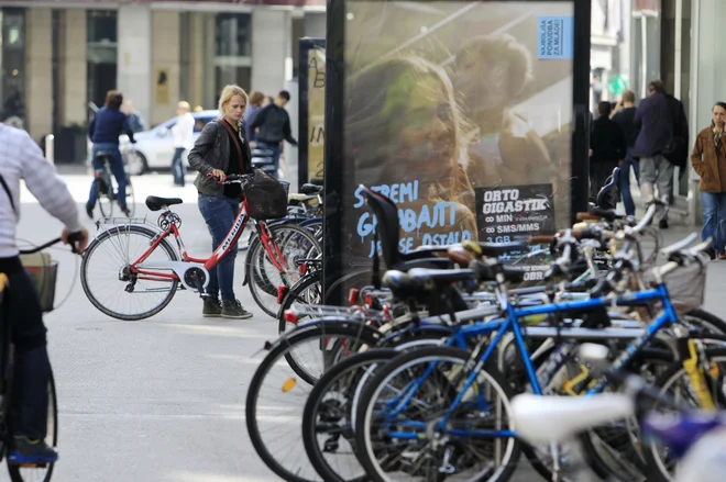 Finančni poudarek bo na železnicah in kolesarjenju. Foto Leon Vidic/Delo