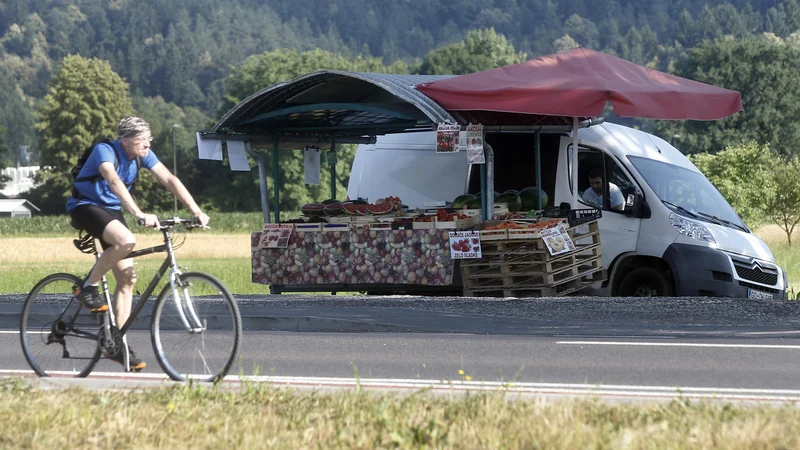 Fotografija: Na začasnih stojnicah ob cestah in večjih trgovskih centrih so kršitve glede navajanja porekla najpogostejše, saj na njih ni preverjanja s strani lastnika oziroma upravljavca prodajnega mesta. FOTO: Blaž Samec