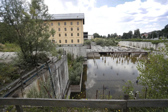 Gradbena jama v Tobačni zeva že nekaj let, zdaj pa bo najverjeteje dobila novega lastnika. Avstrijska družba&nbsp;EWO - Bauträger&nbsp; je namreč za nakup ponudila 25 milijonov evrov. FOTO: Leon Vidic&nbsp;