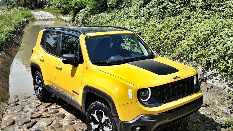 Fotografija: Naj vas velikost ne zavede. Tudi najmanjši jeep se z veseljem zagrize v prah, blato in teren, pred katerimi bi se drugim mestnim terencem šibila kolesa. FOTO: Andrej Brglez