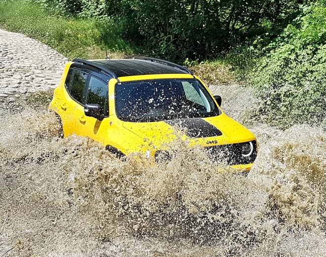 Med vožnjo, tudi po slabi podlagi, navdušijo čvrsta gradnja, tiho podvozje, primerno trdo vzmetenje in enkraten pogled čez dolg pokrov motorja. FOTO: Andrej Brglez