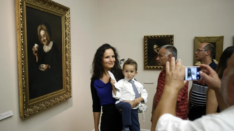 Razstava je že ob odprtju pritegnila različne generacije obiskovalcev. FOTO: Blaž Samec/Delo