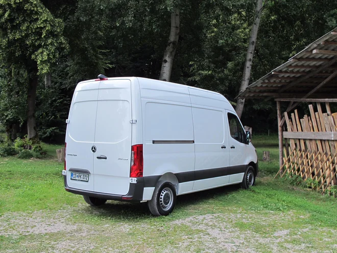 Novi Mercedesov veliki kombi je, kakor se za sodobna gospodarska vozila spodobi, opremljen s kar nekaj varnostnimi asistenčnimi sistemi. FOTO: Blaž Kondža