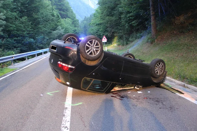 Gorenjski prometni policisti so danes zgodaj zjutraj na cesti proti Podljubelju obravnavali prometno nesrečo. FOTO: PU Kranj