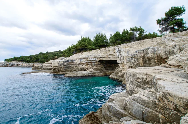 Galebove stijene v Pulju &ndash; idealne za skoke v vodo, potapljanje, raziskovanje podvodnih jam. FOTO: Beachrex.com