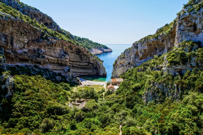 Stiniva na Visu – precej zahteven spust v raj. FOTO: Beachrex.com