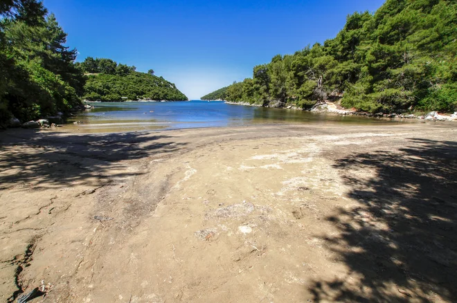 Istruga pri Brni na Korčuli – veliko sence, plitva, toplejša voda. FOTO: Beachrex.com