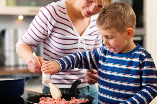 Tudi otroci v povprečju zaužijejo veliko preveč soli. Zanje je dnevni vnos smiselno omejiti pri treh gramih.<br />
Foto Shutterstock