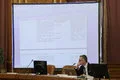 Predstavnik opozicijske okoljsko-liberalne stranke Rešimo Romunijo proučuje sporne ukrepe, ki jih je sprejel parlament. FOTO: Octav Ganea/ Reuters