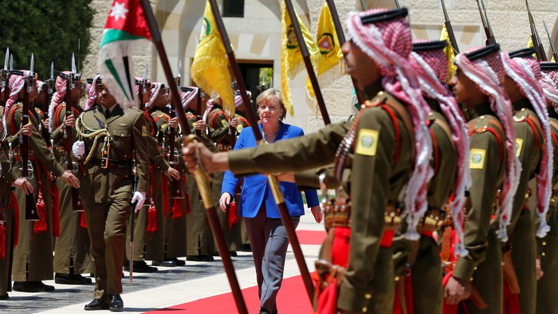 Fotografija: Kanclerka Angela Merkel med pregledom častne straže v kraljevi palači v Amanu . FOTO: Reuters