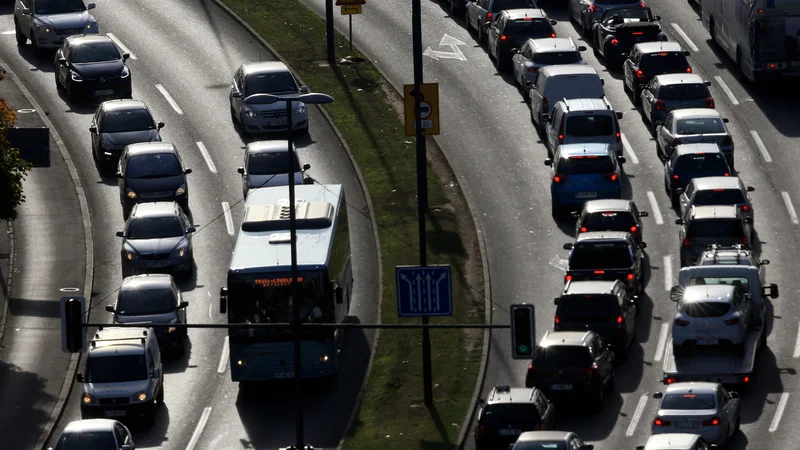 Fotografija: Na poti proti turističnim krajem bosta verjetno močno obremenjena razcep Kozarje na ljubljanski obvoznici in razcep Malence. FOTO: Tomi Lombar/Delo