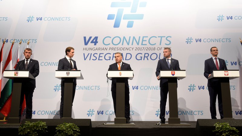 Fotografija: Voditelji višegrajske četverice in avstrijski kancler Sebastian Kurz med tiskovno konferenco v Budimpešti. FOTO: Reuters