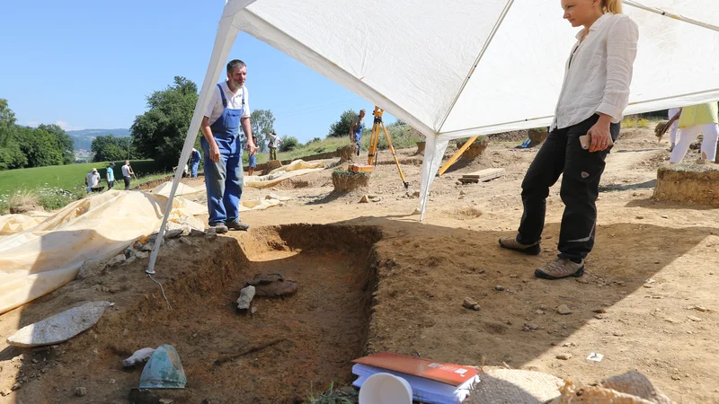Fotografija: Čelada, sulica in lončena posoda izvirajo iz halštatske dobe, pravita kustus Borut Križ in arheologinja Petra Stipančič. FOTO: Tomi Lombar/Delo