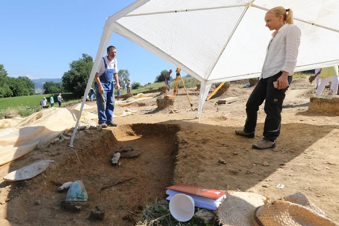 Čelada, sulica in lončena posoda izvirajo iz halštatske dobe, pravita kustus Borut Križ in arheologinja Petra Stipančič. FOTO: Tomi Lombar/Delo
