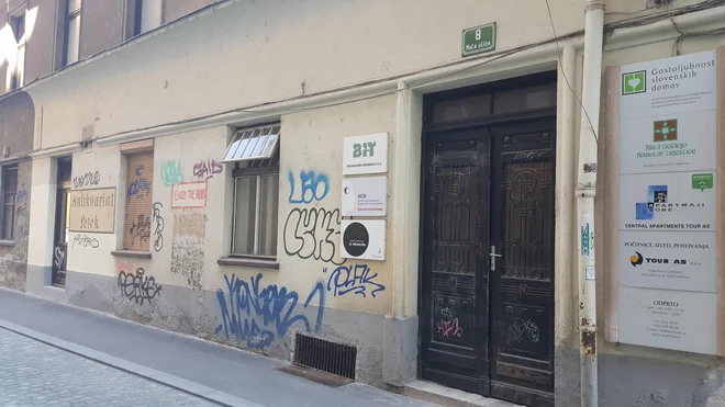 Na Mali ulici 8 v Ljubljani je prijavljenih 48 pravnih oseb, pet je (pre)prodajalcev sadja. FOTO: Maja Prijatelj Videmšek