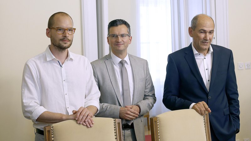 Fotografija: Matej Tašner Vatovec (Levica), Marjan Šarec (LMŠ) in Janez Janša (SDS): Tri bele srajce, dva suknjiča, ena kravata
Foto Blaz Samec