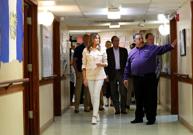 Melania Trump je pristala v McAllenu v Teksasu, od koder se je odpeljala v zavetišče, kjer je okoli 60 otrok iz Hondurasa in Salvadorja, starih od pet do 17 let. FOTO: Kevin Lamarque/ Reuters