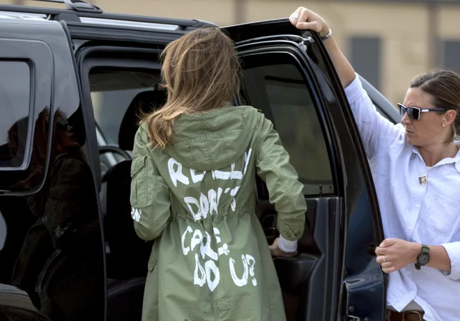 Melania Trump ob vrnitvi na letališče Andrews Air Force Base FOTO: Andrew Harnik/AP
