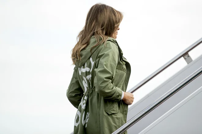 Melania Trump je jakno nosila, ko se je odpravila v Teksas. FOTO: Andrew Harnik/AP