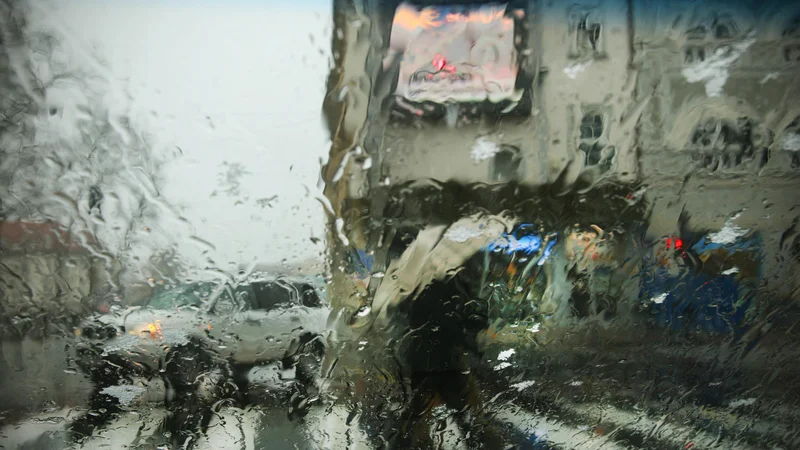 Fotografija: Dodatna previdnost in strpnost v prometu ne bosta odveč. FOTO: Jure Eržen/Delo